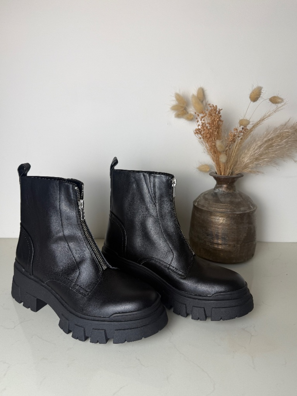 Steve Madden Zip Chelsea Lug Boot Black size 7.5